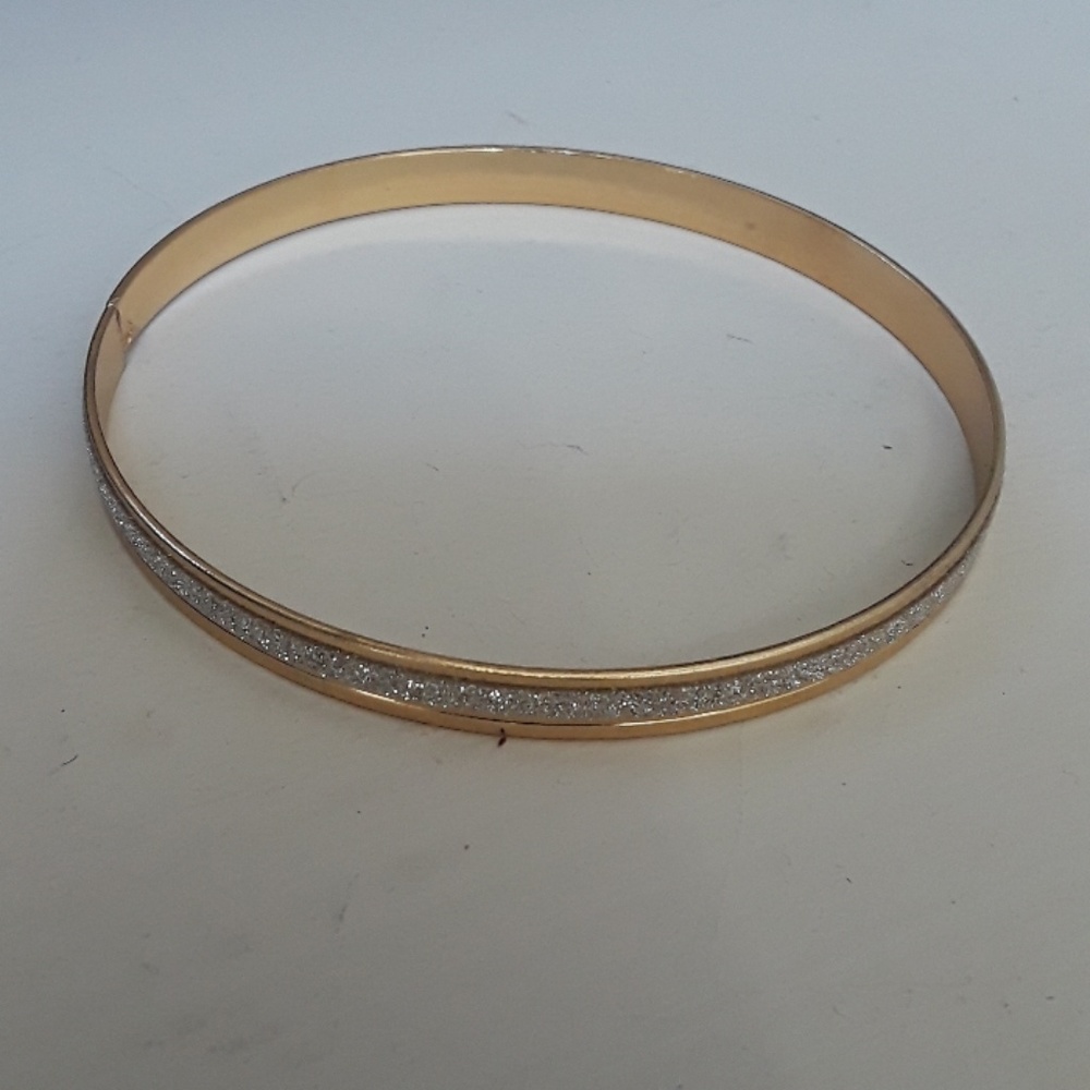 Gold tone bracelet